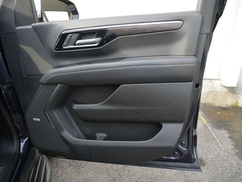 Used 2025 Chevrolet Suburban Premier AWD/4WD image 35