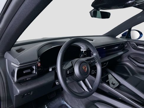 Used 2025 Porsche Macan Electric image 4