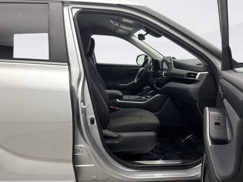 Used 2023 Toyota Highlander LE image 16