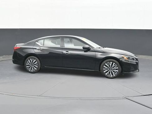 Used 2025 Nissan Altima 2.5 SV FWD image 17