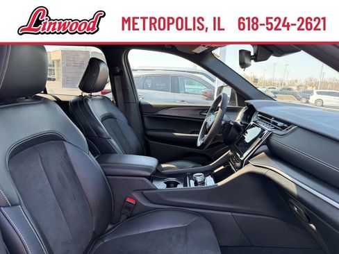 Used 2024 Jeep Grand Cherokee Altitude AWD/4WD image 9