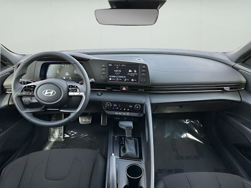Used 2025 Hyundai Elantra Sport image 11