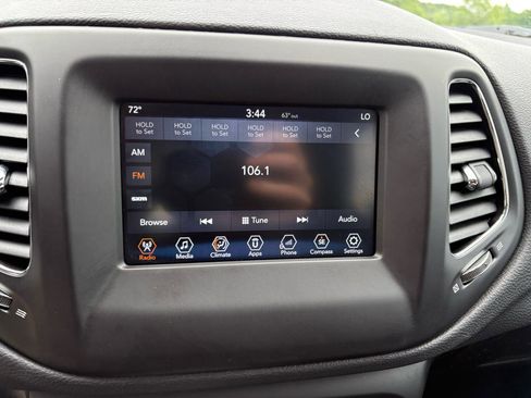 Used 2018 Jeep Compass Latitude w/ Popular Equipment Group FWD image 16
