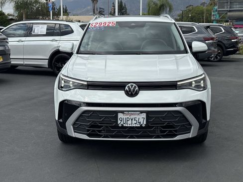 Used 2025 Volkswagen Taos SE w/ Panoramic Sunroof Package image 2