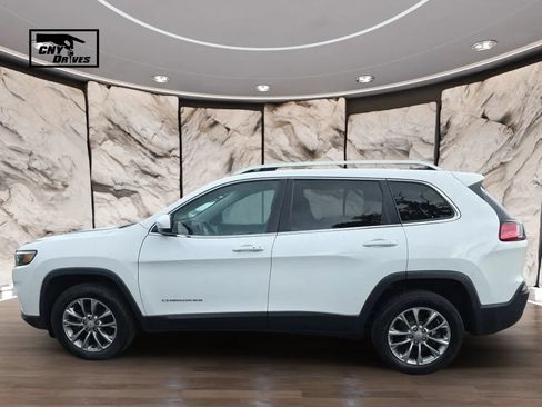 Used 2019 Jeep Cherokee Latitude Plus w/ Cold Weather Group AWD/4WD image 8