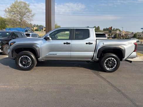 Used 2024 Toyota Tacoma TRD Off-Road AWD/4WD image 4