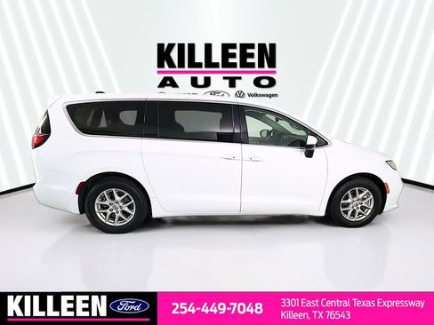 Used 2023 Chrysler Pacifica Touring-L FWD image 9