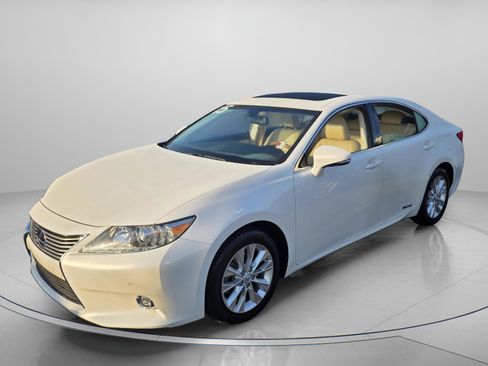 Used 2015 Lexus ES 300h w/ Navigation System Package image 2