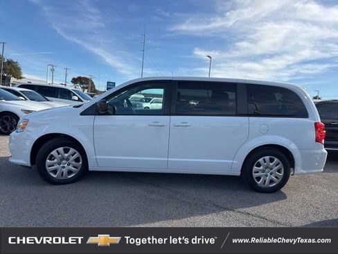 Used 2018 Dodge Grand Caravan SE w/ UConnect Hands-Free Group image 5
