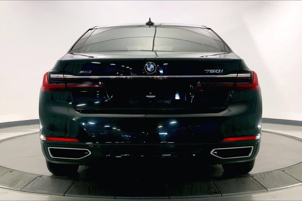 Used 2022 BMW 750i xDrive w/ Luxury Rear Seating Package AWD/4WD image 3