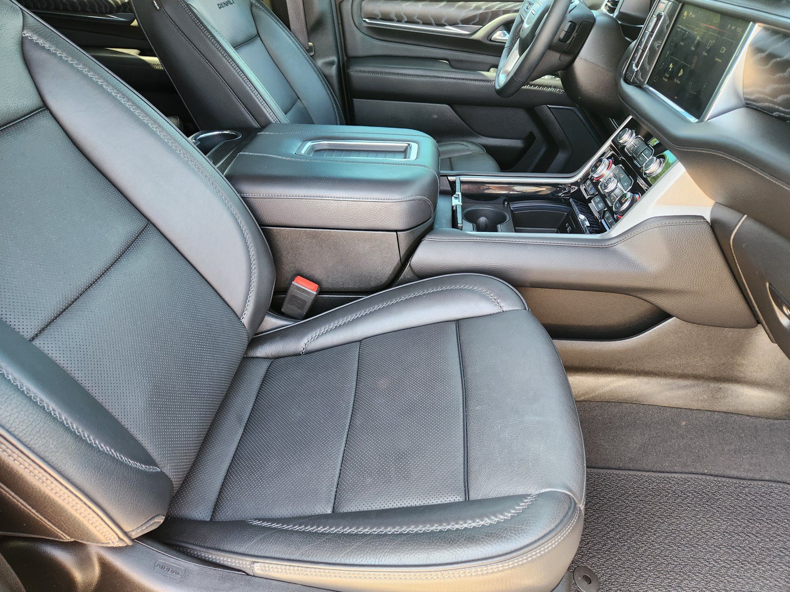 Used 2023 GMC Yukon XL Denali AWD/4WD image 12