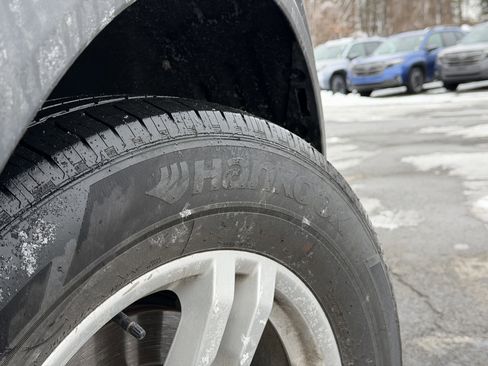 Used 2023 Ford Explorer XLT image 3