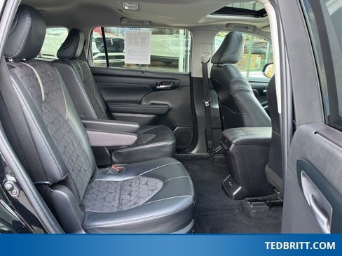 Used 2024 Toyota Highlander XLE image 18