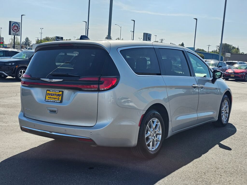 Used 2024 Chrysler Pacifica Touring-L FWD image 6
