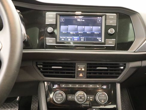 Used 2023 Volkswagen Jetta SE w/ Panoramic Sunroof Package FWD image 9