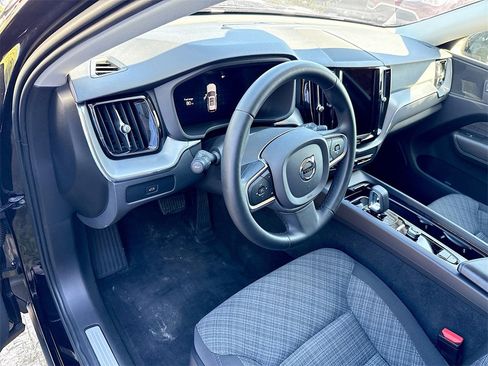 Used 2023 Volvo XC60 B5 Core image 10