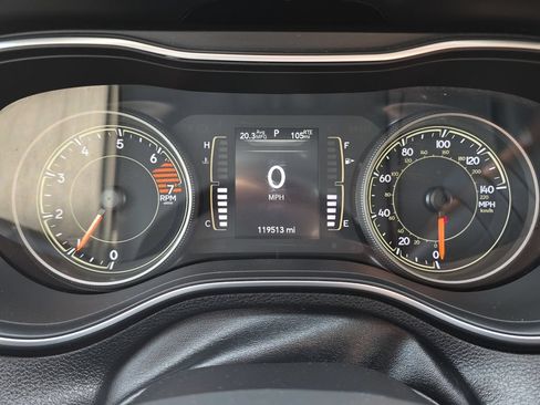 Used 2021 Jeep Cherokee Latitude Plus AWD/4WD image 10