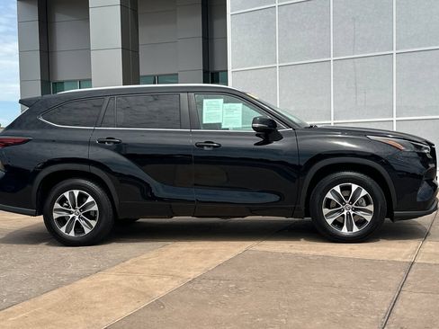 Certified 2024 Toyota Highlander XLE FWD image 3