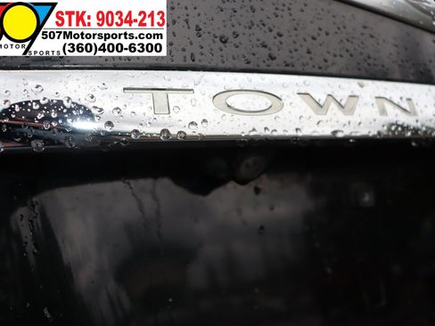 Used 2014 Chrysler Town & Country Touring image 11