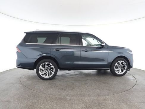 Used 2025 Lincoln Navigator Reserve image 21