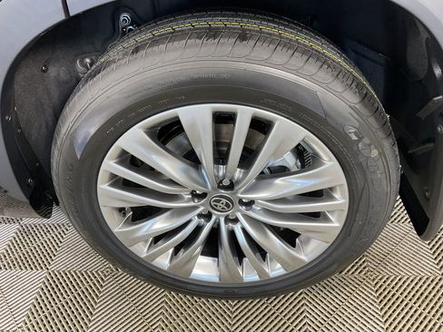 New 2026 Toyota Highlander Platinum AWD/4WD image 5
