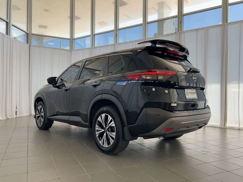 Used 2023 Nissan Rogue SV image 3