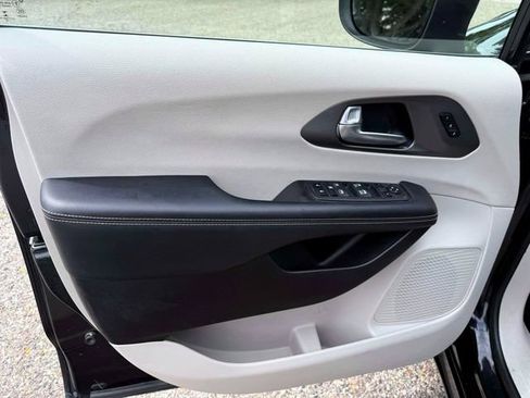 Certified 2023 Chrysler Pacifica Touring-L FWD image 15