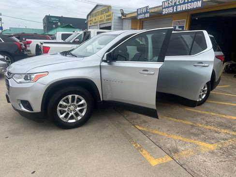 Used 2019 Chevrolet Traverse LT FWD image 9