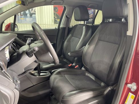 Used 2021 Chevrolet Trax LT w/ Driver Confidence Package AWD/4WD image 19