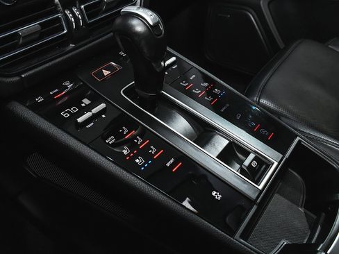 Used 2024 Porsche Macan image 41