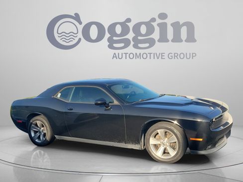 Used 2016 Dodge Challenger SXT RWD image 8