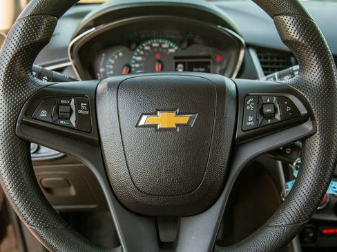 Used 2022 Chevrolet Trax LS w/ Tint and Cruise Package AWD/4WD image 18