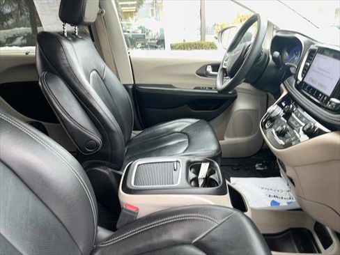 Certified 2022 Chrysler Pacifica Touring-L image 18