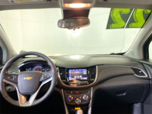 Used 2022 Chevrolet Trax LT w/ LT Convenience Package image 10