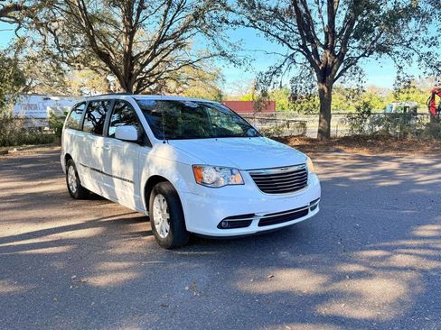 Used 2014 Chrysler Town & Country Touring image 3