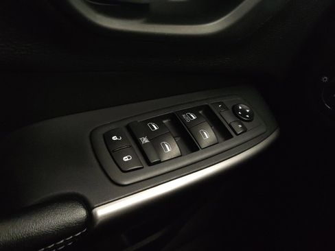Used 2019 Jeep Cherokee Latitude w/ Cold Weather Group FWD image 27