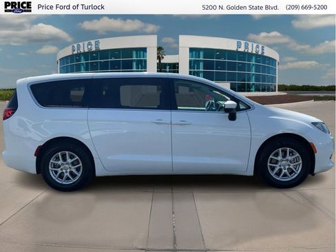 Used 2017 Chrysler Pacifica LX FWD image 4