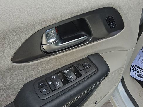 Used 2023 Chrysler Pacifica Touring-L image 18