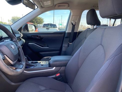 Certified 2022 Toyota Highlander L image 8