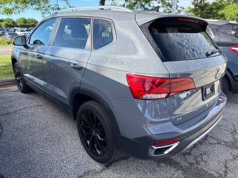 Used 2023 Volkswagen Taos SE w/ Panoramic Sunroof Package FWD image 3