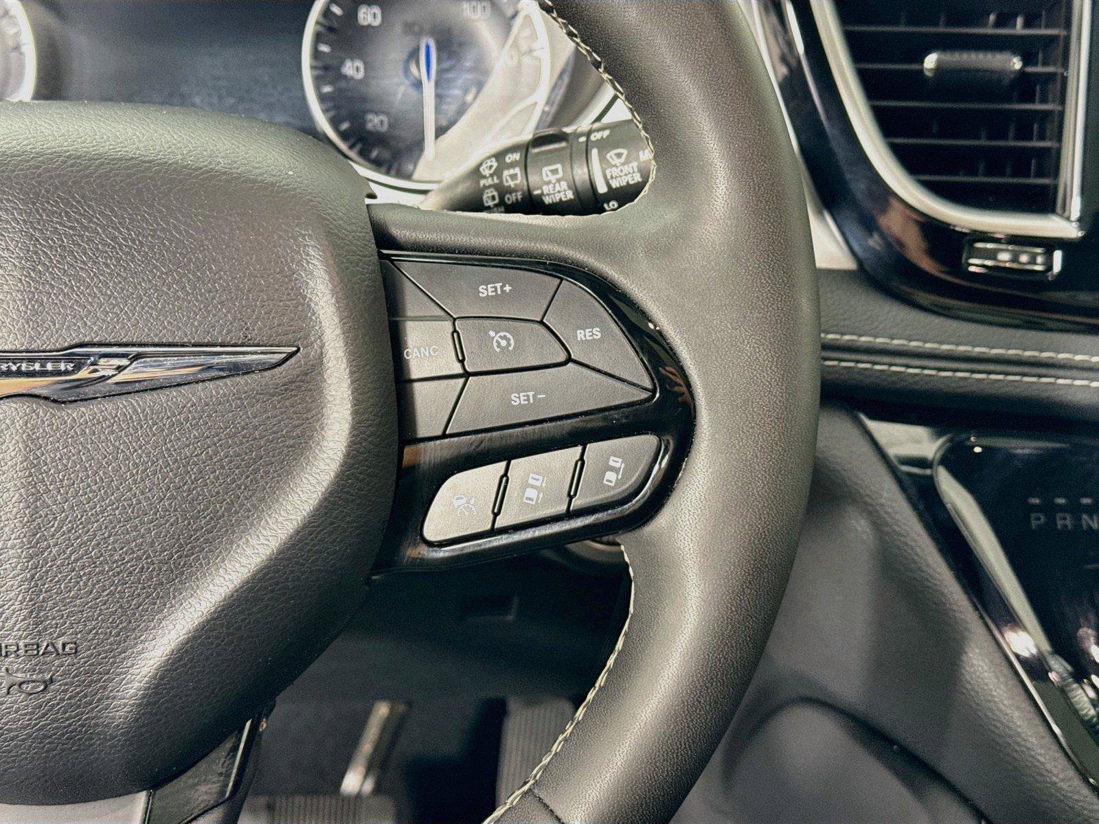 Used 2025 Chrysler Pacifica Limited FWD image 19