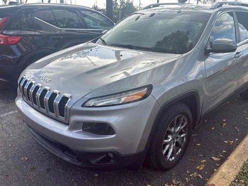 Used 2017 Jeep Cherokee Latitude image 1