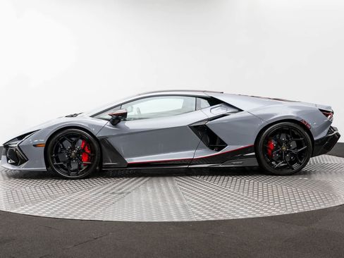 Used 2024 Lamborghini Revuelto image 3