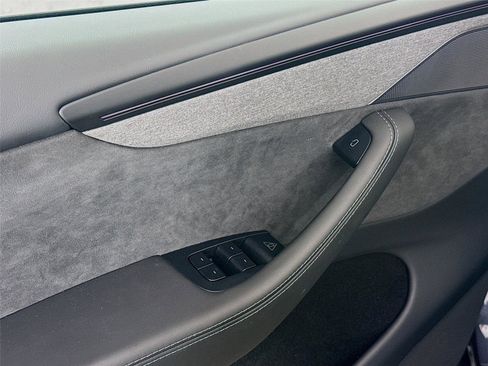 Used 2026 Tesla Model Y Long Range image 17