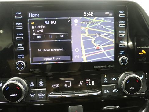 Used 2021 Toyota Highlander XLE AWD/4WD image 40