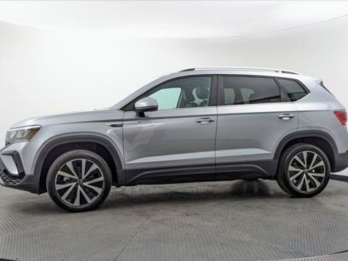 Used 2023 Volkswagen Taos SE FWD image 3