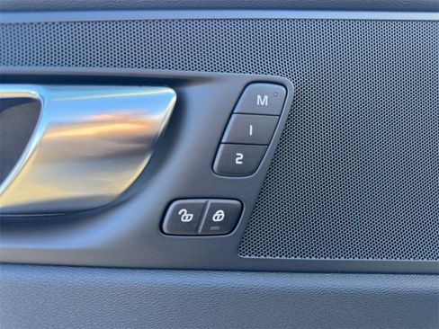 Certified 2025 Volvo XC60 B5 Core image 12