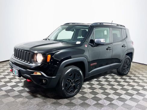 Used 2018 Jeep Renegade Trailhawk w/ UConnect 8.4 Nav Group AWD/4WD image 4