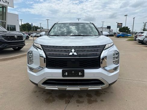 Used 2023 Mitsubishi Outlander SE FWD image 2
