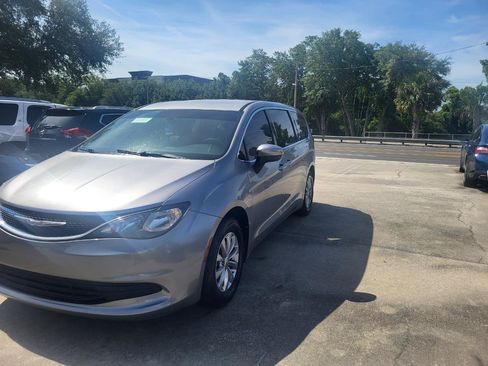 Used 2017 Chrysler Pacifica Touring w/ Tire & Wheel Group FWD image 75